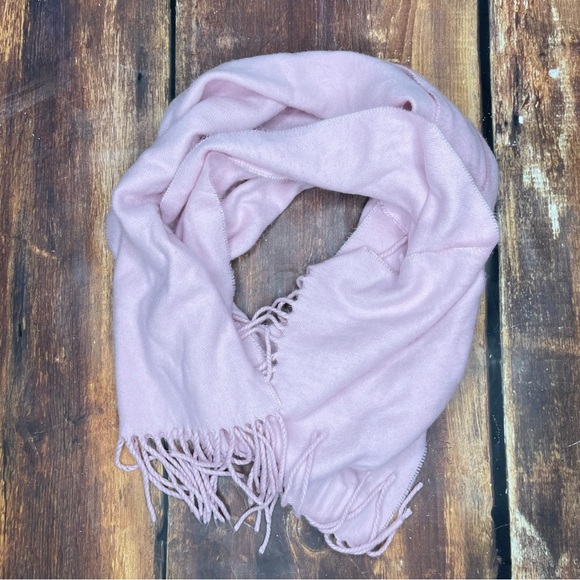 V.FRASS Essential Solid over-sized Cashmink scarf. Rose color. - Picture 4 of 5